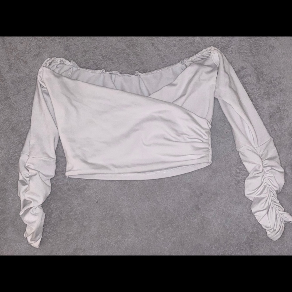 WHITE OFF THE SHOULDER LONG SLEEVE CROP TOP